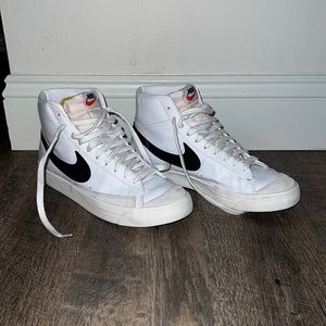 NIKE BLAZERS SIZE 9